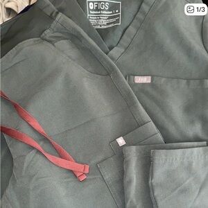 Figs women’s one pocket top in Bonsai